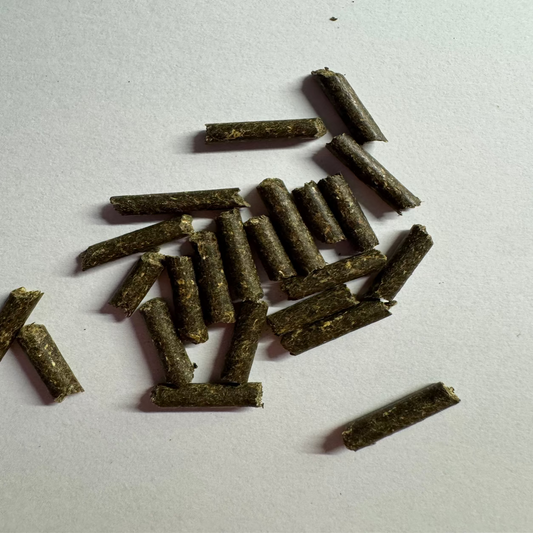 100 % natürlicher Löwenzahn - Kraut, Blätter, Wurzel als Pellets circa 2cm groß