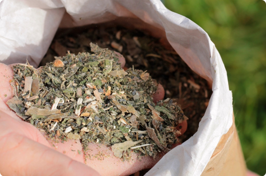 Handgemischte Kräuter Produkte für Pferde und Hunde – Tierheilpraxis Manufaktur